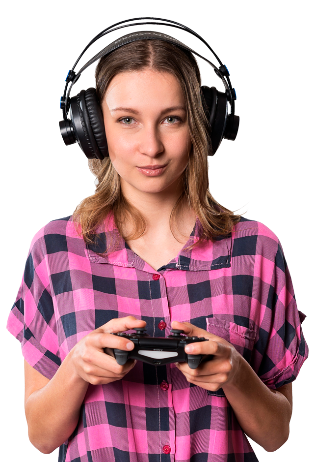Studentka studiów projektowanie gier z słuchawkami na uszach i padem do konsoli w rękach w koszuli w kratę fioletowo czarną